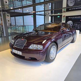 Přitom novodobá historie Bugatti odstartovala na jaře 1998, kdy Piëch značku koupil a z Itálie jí přestěhoval opět do Francie. Hledal tehdy uplatnění pro zmíněný osmnáctiválcový motor.