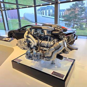 Vidět je to ostatně i na výstavě ve zmíněném Autostadtu, kde nechybí ani moderní Chiron WRC 300+, který v roce 2019 jako první auto na světě dosáhl hranice 490 km/h.