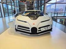 Speciální Centodieci z roku 2021 vzpomíná na typ EB 110, který vznikl, když Bugatti vlastnil italský podnikatel Romano Artioli.