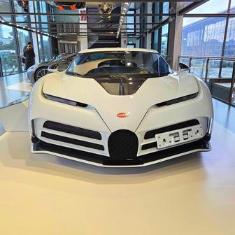 Speciální Centodieci z roku 2021 vzpomíná na typ EB 110, který vznikl, když Bugatti vlastnil italský podnikatel Romano Artioli.