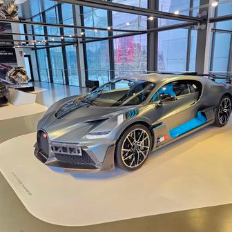 Toto je pro změnu speciální Bugatti Divo, které navíc procházelo skutečným testovacím procesem, není to jen výstavní exponát.