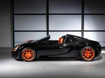 A kromě kupé se objevila varianta i s odnímatelnou střechou.