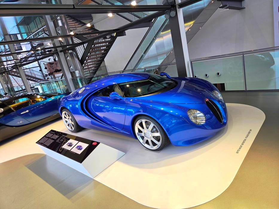 Jedná se o designový návrh možné podoby Veyronu z roku 1999, kdy se vedení koncernu VW teprve rozhodovalo o tom, jak bude po mnoha stránkách nepřekonatelný supersport vypadat.