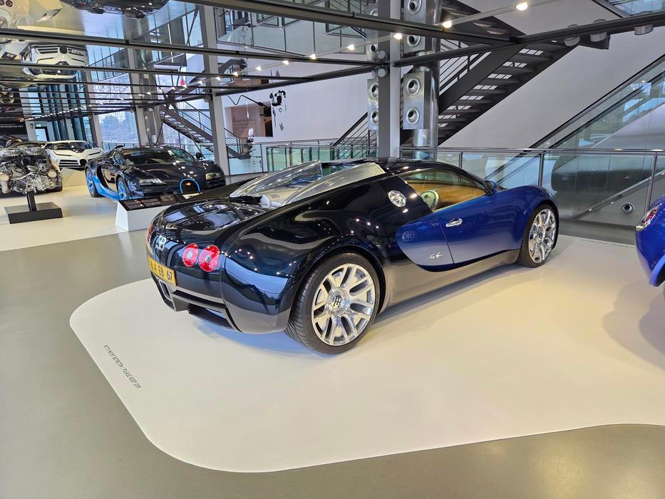 Nakonec ale auto dostalo v průběhu roku 2000 šestnáctiválec, který bylo možné dostat na požadovanou metu 1001 koní, protože jej šlo opatřit čtveřicí turbodmychadel.