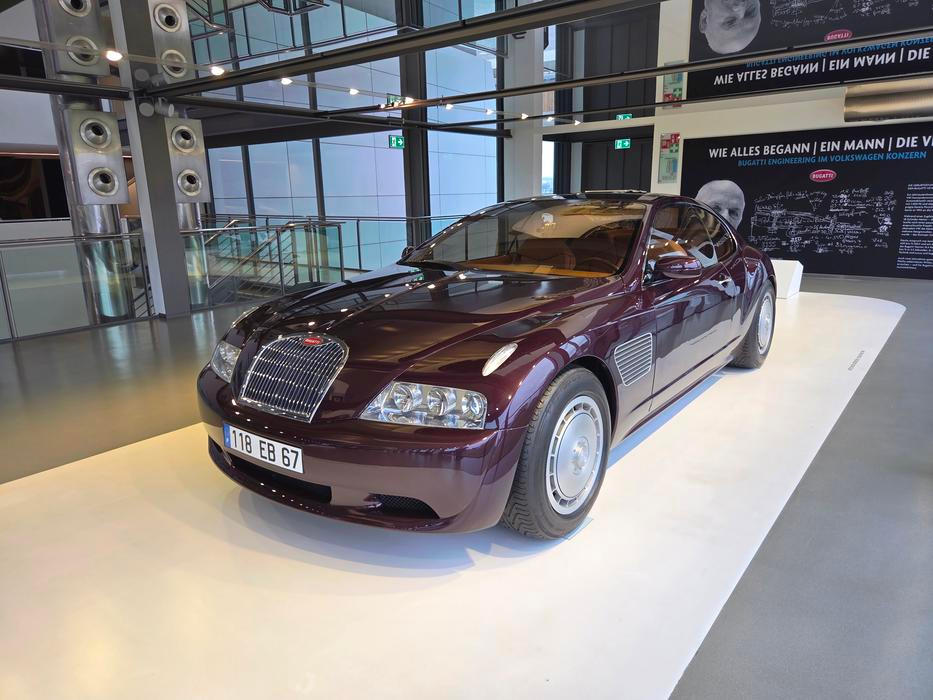 Přitom novodobá historie Bugatti odstartovala na jaře 1998, kdy Piëch značku koupil a z Itálie jí přestěhoval opět do Francie. Hledal tehdy uplatnění pro zmíněný osmnáctiválcový motor.