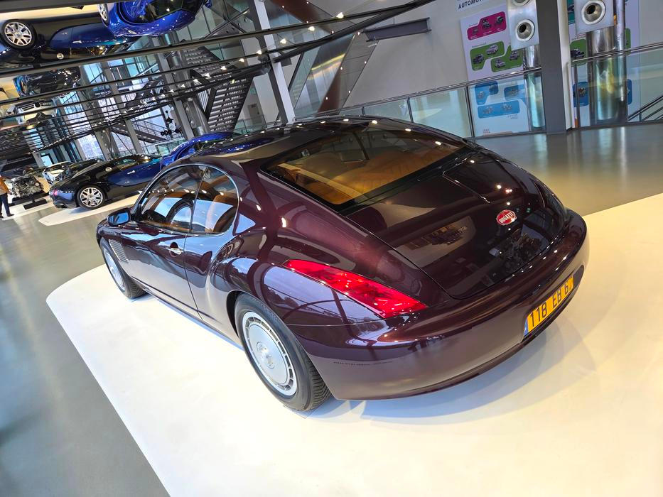 Poprvé se objevil už na podzim 1998 v konceptu luxusního kupé EB 118. Původně bylo auto modré, dnes má hnědé lakování.