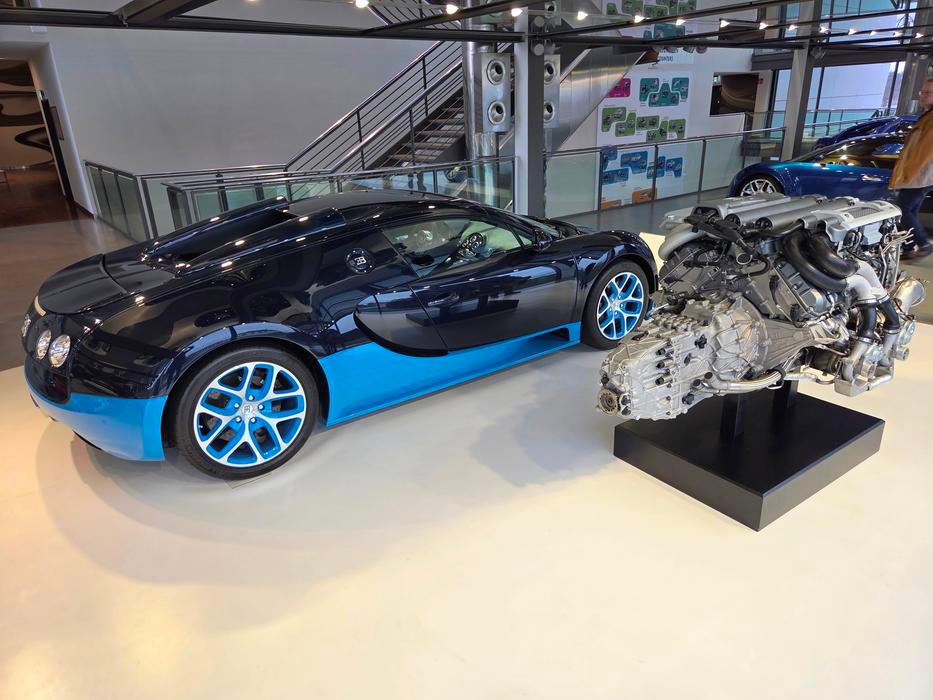 Jak jsme ale zmínili, sériový Veyron dostal šestnáctiválec se čtyřmi turbodmychadly a základ této jednotky se v Bugatti používá dodnes.