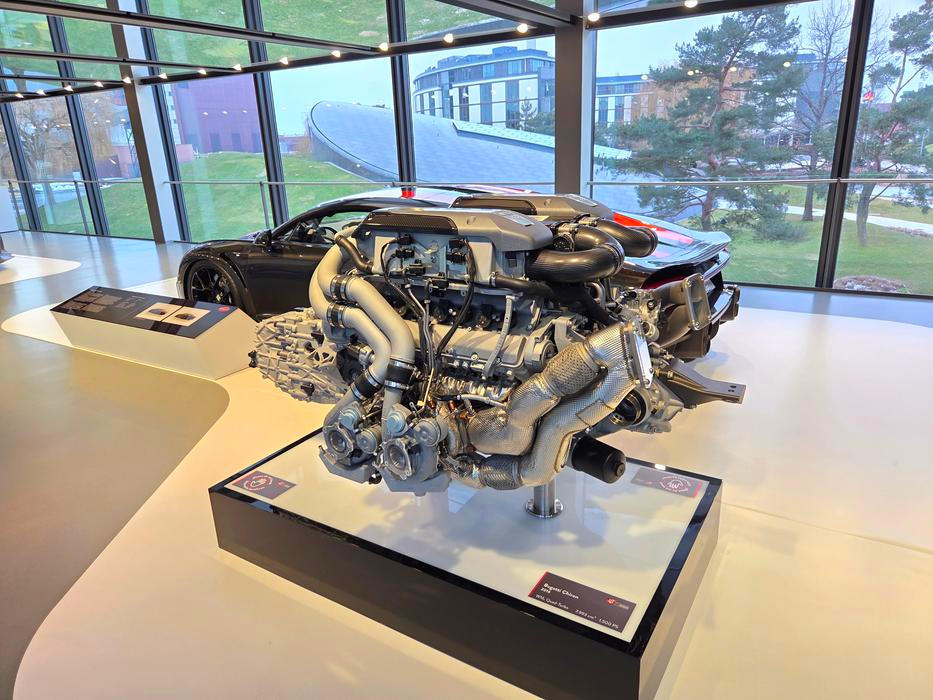 Vidět je to ostatně i na výstavě ve zmíněném Autostadtu, kde nechybí ani moderní Chiron WRC 300+, který v roce 2019 jako první auto na světě dosáhl hranice 490 km/h.