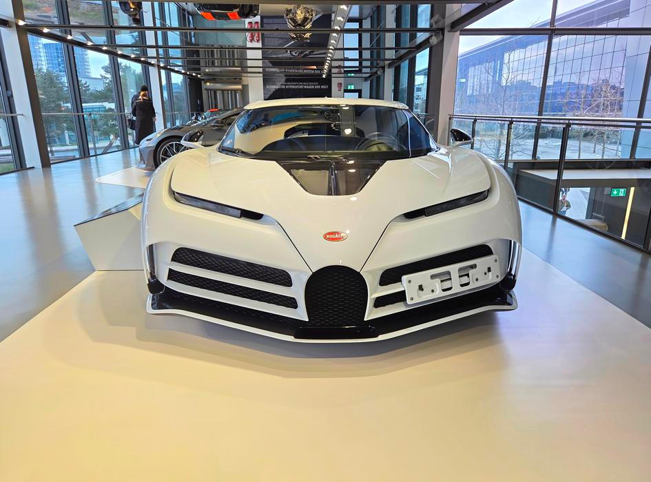 Speciální Centodieci z roku 2021 vzpomíná na typ EB 110, který vznikl, když Bugatti vlastnil italský podnikatel Romano Artioli.