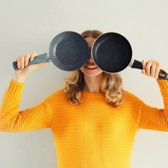 Stav a materiál pánve může při vysokých teplotách ovlivnit nejen výsledek na talíři, ale i to, co se do jídla při vaření „neviditelně“ uvolňuje.