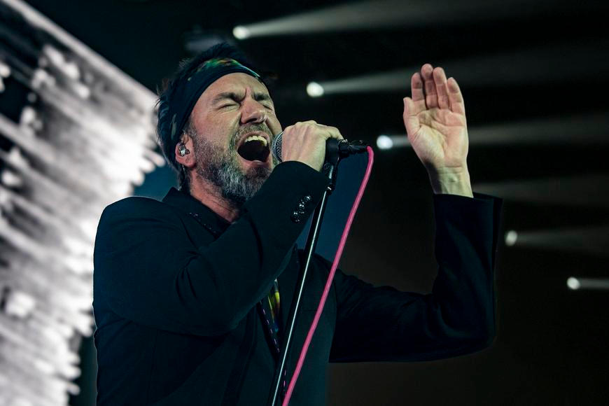 Křest světlem. Skvělí Tata Bojs v pražském Karlíně tvořili vesmír a padali po zádech