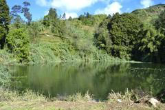 Kráter Sinila na Diengské plošině, dnes klidná vodní hladina, v roce 1979 zdroj smrtícího oxidu uhličitého. Těžký plyn se po erupci tiše rozlil do okolních údolí a připravil o život 149 lidí. Fotografie vznikla před rokem 2017.