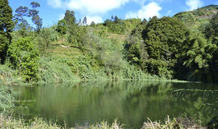 Kráter Sinila na Diengské plošině, dnes klidná vodní hladina, v roce 1979 zdroj smrtícího oxidu uhličitého. Těžký plyn se po erupci tiše rozlil do okolních údolí a připravil o život 149 lidí. Fotografie vznikla před rokem 2017.