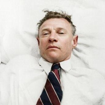 Posmrtná fotografie neznámého muže, nalezeného 1. prosince 1948 na pláži Somerton v Adelaide v Austrálii.