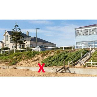 Křížek označuje místo na pláži Somerton v Adelaide, kde bylo 1. prosince 1948 nalezeno tělo neznámého muže, známého jako Somertonský muž. Kolorováno