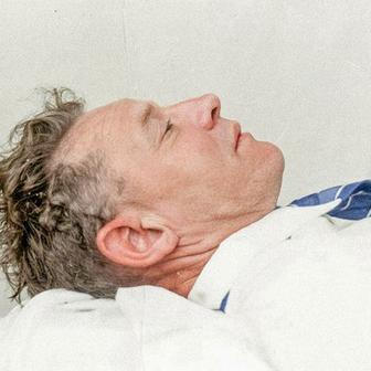 Posmrtný portrét tzv. Somertonského muže, nalezeného 1. 12. 1948 na pláži v Adelaide. Kolorováno