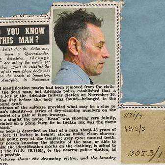 Reprofoto z dobových novin s výzvou k identifikaci neznámého muže, jehož tělo bylo nalezeno 1. prosince 1948 na pláži Somerton v jižní Austrálii. Kolorováno