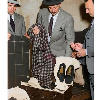 Policisté prohledávají kufr Somertonského muže, nalezený na nádraží v Adelaide v lednu 1949, který pomohl propojit stopy v případu.