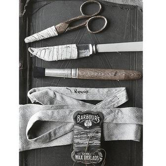 Předměty z kufru Somertonského muže (1949): nůž, nůžky, štětec a nit Barbour, která spojovala kufr s tělem nalezeným na pláži v Adelaide. Kolorováno