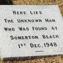 Původní náhrobek Neznámého muže, nalezeného 1. prosince 1948 na pláži Somerton. Tělo bylo pohřbeno na hřbitově West Terrace v Adelaide. Kolorováno