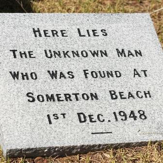 Původní náhrobek Neznámého muže, nalezeného 1. prosince 1948 na pláži Somerton. Tělo bylo pohřbeno na hřbitově West Terrace v Adelaide. Kolorováno