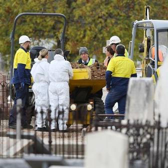 Exhumace ostatků tzv. Somertonského muže na hřbitově West Terrace v Adelaide, Austrálie, 19. května 2021, za účelem zjištění jeho identity.