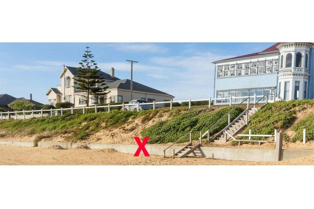 Křížek označuje místo na pláži Somerton v Adelaide, kde bylo 1. prosince 1948 nalezeno tělo neznámého muže, známého jako Somertonský muž. Kolorováno