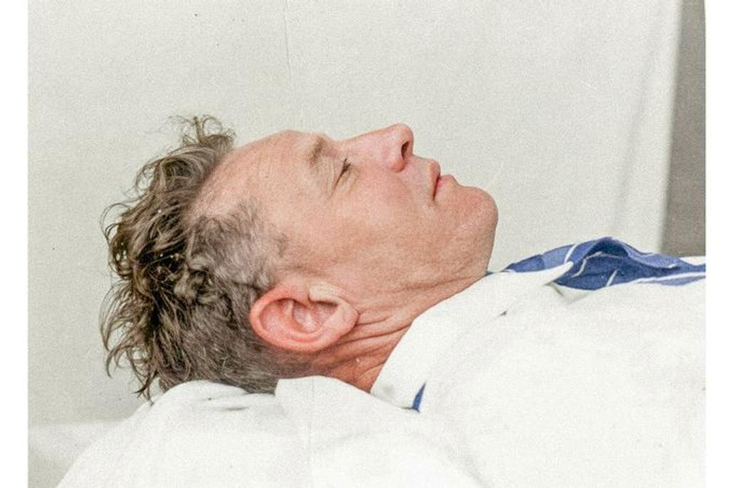 Posmrtný portrét tzv. Somertonského muže, nalezeného 1. 12. 1948 na pláži v Adelaide. Kolorováno