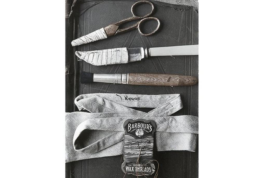 Předměty z kufru Somertonského muže (1949): nůž, nůžky, štětec a nit Barbour, která spojovala kufr s tělem nalezeným na pláži v Adelaide. Kolorováno