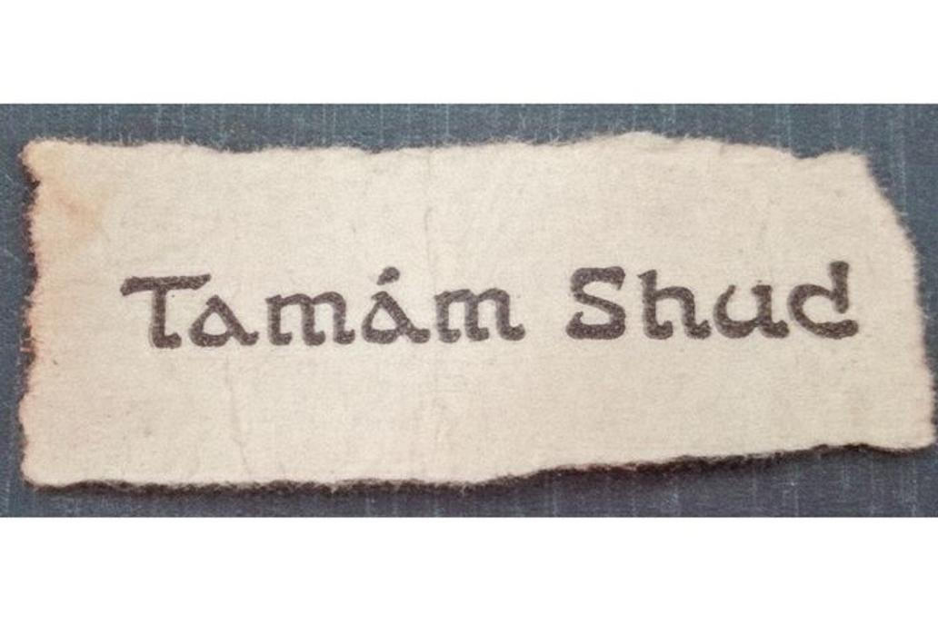 Útržek papíru s nápisem "Tamam shud", nalezený v dubnu 1949 ve skryté kapse kalhot Somertonského muže v australském Adelaide.