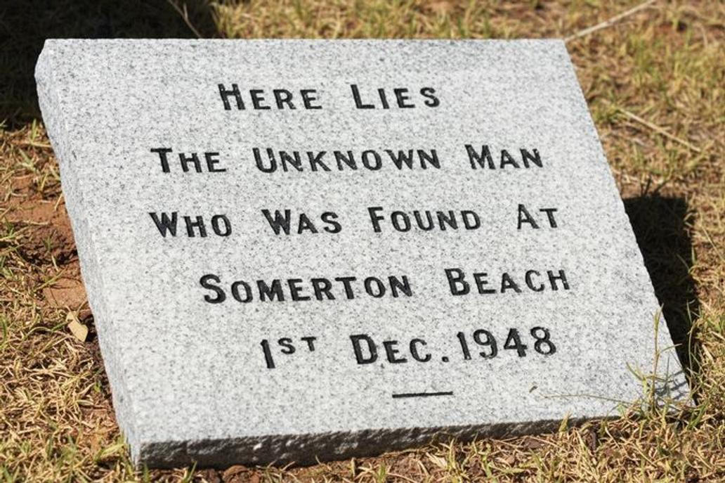 Původní náhrobek Neznámého muže, nalezeného 1. prosince 1948 na pláži Somerton. Tělo bylo pohřbeno na hřbitově West Terrace v Adelaide. Kolorováno