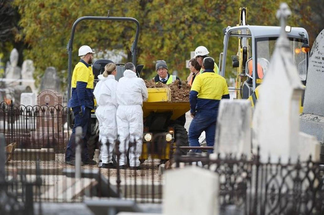 Exhumace ostatků tzv. Somertonského muže na hřbitově West Terrace v Adelaide, Austrálie, 19. května 2021, za účelem zjištění jeho identity.