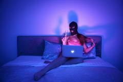 Když mířil dokument Virtuální přítelkyně do kin, jeho protagonistky s nadšením i obavami čekaly, co přinese. Rosalinda i Tinix v něm odhalily víc než jen své lechtivé působení na OnlyFans. Ukázaly vlastní zranitelnost, motivace i pochybnosti. 