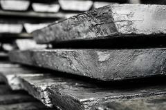 Olověné ingoty – zdánlivě obyčejný průmyslový materiál, který se v řadě zemí stal zdrojem jedné z největších environmentálních katastrof současnosti. Ilustrační snímek vygenerovaný pomocí AI.