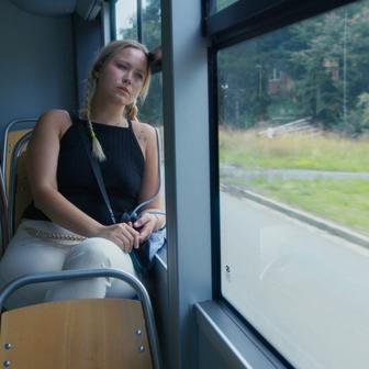 Kristýna alias Tinix působí klidněji. Dokument vnímá jako zachycení své „staré verze“. „Jsem tam naprosto přirozená. Ale je to ta verze mě, která tam byla. Teď už jsem jinde,“ tvrdí.