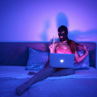 Když mířil dokument Virtuální přítelkyně do kin, jeho protagonistky s nadšením i obavami čekaly, co přinese. Rosalinda i Tinix v něm odhalily víc než jen své lechtivé působení na OnlyFans. Ukázaly vlastní zranitelnost, motivace i pochybnosti. 