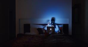 Odhalení identity pro ni bylo zlomové, a proto s ním přišla i větší zranitelnost. „Dokud jsem měla zahalenou identitu, bylo to bezpečné a bavilo mě to. Jakmile jsem se odhalila, šlo to pomalu dolů. Už tam byl můj obličej,“ doplňuje. Paradoxně ji ale překvapilo, že reakce okolí byly pozitivní. „Čekala jsem jen to nejhorší. A přišel pravý opak,“ tvrdí. Úlevu však vystřídala únava: „Bylo to hodně emocí naráz.“