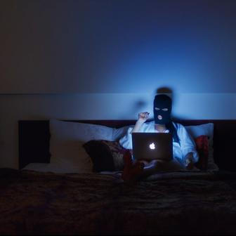 Odhalení identity pro ni bylo zlomové, a proto s ním přišla i větší zranitelnost. „Dokud jsem měla zahalenou identitu, bylo to bezpečné a bavilo mě to. Jakmile jsem se odhalila, šlo to pomalu dolů. Už tam byl můj obličej,“ doplňuje. Paradoxně ji ale překvapilo, že reakce okolí byly pozitivní. „Čekala jsem jen to nejhorší. A přišel pravý opak,“ tvrdí. Úlevu však vystřídala únava: „Bylo to hodně emocí naráz.“