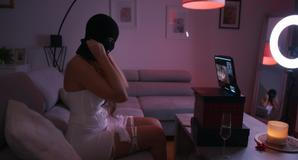 Zatímco Rosalinda dnes mluví o únavě, pochybnostech a potřebě chránit především svého syna, Tinix působí jinak. Jako by si s filmem prošla očistou. Jedna z nich cítí, že se kruh pomalu uzavírá. Druhá má pocit, že právě začala nová kapitola. Stejný dokument, stejné natáčení – a přesto dvě zcela odlišné cesty. I to je důkazem, že zkušenost s OnlyFans ani s filmem nelze zobecnit.