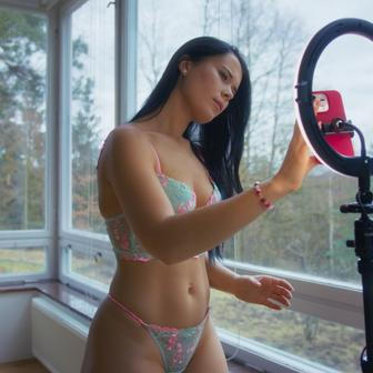 A přestože si drží kontakt se stálými fanoušky, se kterými řeší hlavně jejich strasti, nikoli erotiku, platformě jako takové se teď aktivně nevěnuje. Každý den však stojí před dilematem, zda využít potenciál filmu po jeho uveřejnění na online platformu, nebo odejít úplně. „Už bych se toho nejradši zbavila a šla dál. Ale když už jsem do toho filmu šla, pustila lidi do soukromí, tak by mě zase mrzelo, kdyby to vlastně nakonec bylo úplně zbytečný,“ říká.