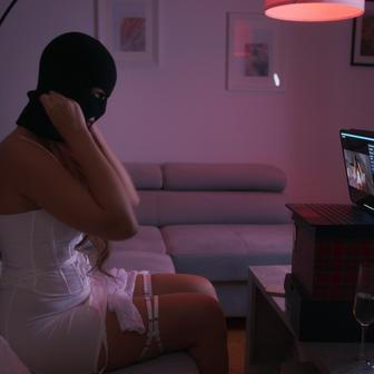 Zatímco Rosalinda dnes mluví o únavě, pochybnostech a potřebě chránit především svého syna, Tinix působí jinak. Jako by si s filmem prošla očistou. Jedna z nich cítí, že se kruh pomalu uzavírá. Druhá má pocit, že právě začala nová kapitola. Stejný dokument, stejné natáčení – a přesto dvě zcela odlišné cesty. I to je důkazem, že zkušenost s OnlyFans ani s filmem nelze zobecnit.