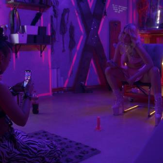 Každá z žen si z něj odnesla něco jiného. A každá za to zaplatila jinou cenu. Obě se ale shodují v jednom: realita je složitější než mediální zkratky a největší intimita není nahé tělo, ale autenticita. A obě dvě také čekají na to, co přinese zveřejnění filmu na online platformě. Rosalinda dnes stojí na křižovatce. Tinix už vykročila jinam. A dokument? Ten pro ně nebyl cílovou stanicí. Spíš zajímavým experimentem a také zrcadlem.