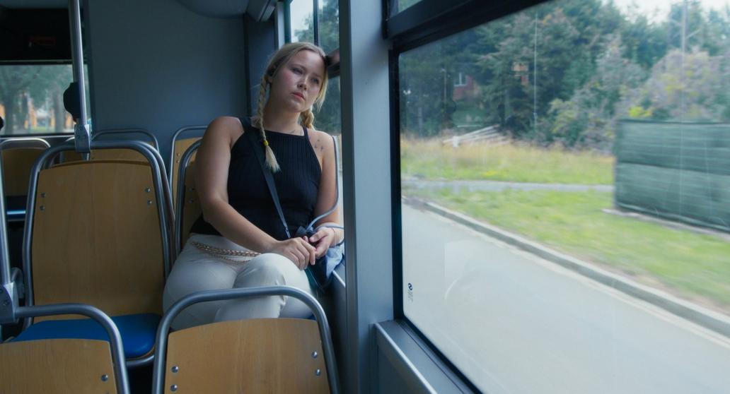 Kristýna alias Tinix působí klidněji. Dokument vnímá jako zachycení své „staré verze“. „Jsem tam naprosto přirozená. Ale je to ta verze mě, která tam byla. Teď už jsem jinde,“ tvrdí.