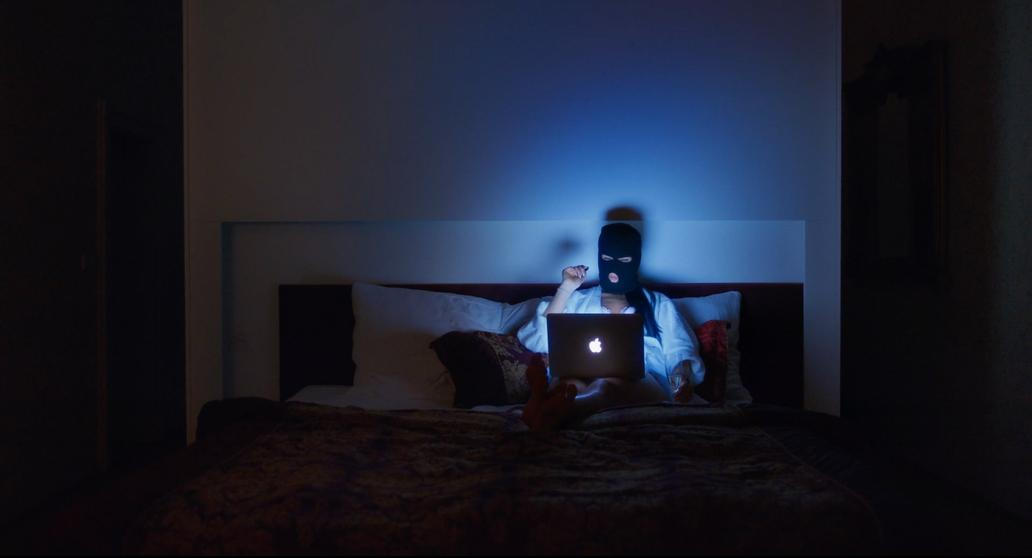 Odhalení identity pro ni bylo zlomové, a proto s ním přišla i větší zranitelnost. „Dokud jsem měla zahalenou identitu, bylo to bezpečné a bavilo mě to. Jakmile jsem se odhalila, šlo to pomalu dolů. Už tam byl můj obličej,“ doplňuje. Paradoxně ji ale překvapilo, že reakce okolí byly pozitivní. „Čekala jsem jen to nejhorší. A přišel pravý opak,“ tvrdí. Úlevu však vystřídala únava: „Bylo to hodně emocí naráz.“