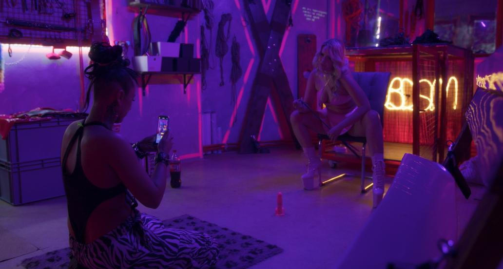 Každá z žen si z něj odnesla něco jiného. A každá za to zaplatila jinou cenu. Obě se ale shodují v jednom: realita je složitější než mediální zkratky a největší intimita není nahé tělo, ale autenticita. A obě dvě také čekají na to, co přinese zveřejnění filmu na online platformě. Rosalinda dnes stojí na křižovatce. Tinix už vykročila jinam. A dokument? Ten pro ně nebyl cílovou stanicí. Spíš zajímavým experimentem a také zrcadlem.