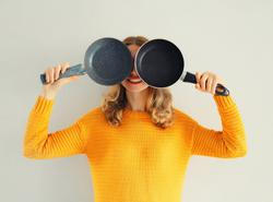 Stav a materiál pánve může při vysokých teplotách ovlivnit nejen výsledek na talíři, ale i to, co se do jídla při vaření „neviditelně“ uvolňuje.