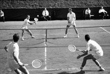 V roce 1964 se stal Kodeš dorosteneckým mistrem republiky, o dva roky později už ve dvaceti letech triumfoval mezi dospělými. Okamžitě začal reprezentovat v Davisově poháru. Snímek pochází z duelu mezi Československem a Izraelem z roku 1966. Jan Kodeš hraje volej, sleduje ho spoluhráč Jiří Javorský.