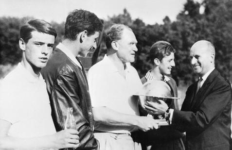 1963, rodí se hvězda. Českoslovenští junioři ve francouzském Vichy poprvé v historii vyhráli Galeův pohár. V následujících třech letech to zvládli ještě dvakrát, vždy k tomu přispěl pražský rodák Jan Kodeš (na snímku druhý zprava). Na snímku s kolegy Štěpánem Koudelkou, Milanem Holečkem a nehrajícím kapitánem Františkem Cejnarem.