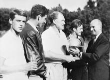 1963, rodí se hvězda. Českoslovenští junioři ve francouzském Vichy poprvé v historii vyhráli Galeův pohár. V následujících třech letech to zvládli ještě dvakrát, vždy k tomu přispěl pražský rodák Jan Kodeš (na snímku druhý zprava). Na snímku s kolegy Štěpánem Koudelkou, Milanem Holečkem a nehrajícím kapitánem Františkem Cejnarem.