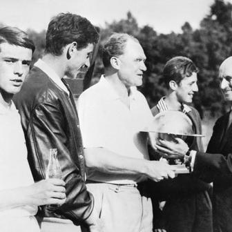 1963, rodí se hvězda. Českoslovenští junioři ve francouzském Vichy poprvé v historii vyhráli Galeův pohár. V následujících třech letech to zvládli ještě dvakrát, vždy k tomu přispěl pražský rodák Jan Kodeš (na snímku druhý zprava). Na snímku s kolegy Štěpánem Koudelkou, Milanem Holečkem a nehrajícím kapitánem Františkem Cejnarem.